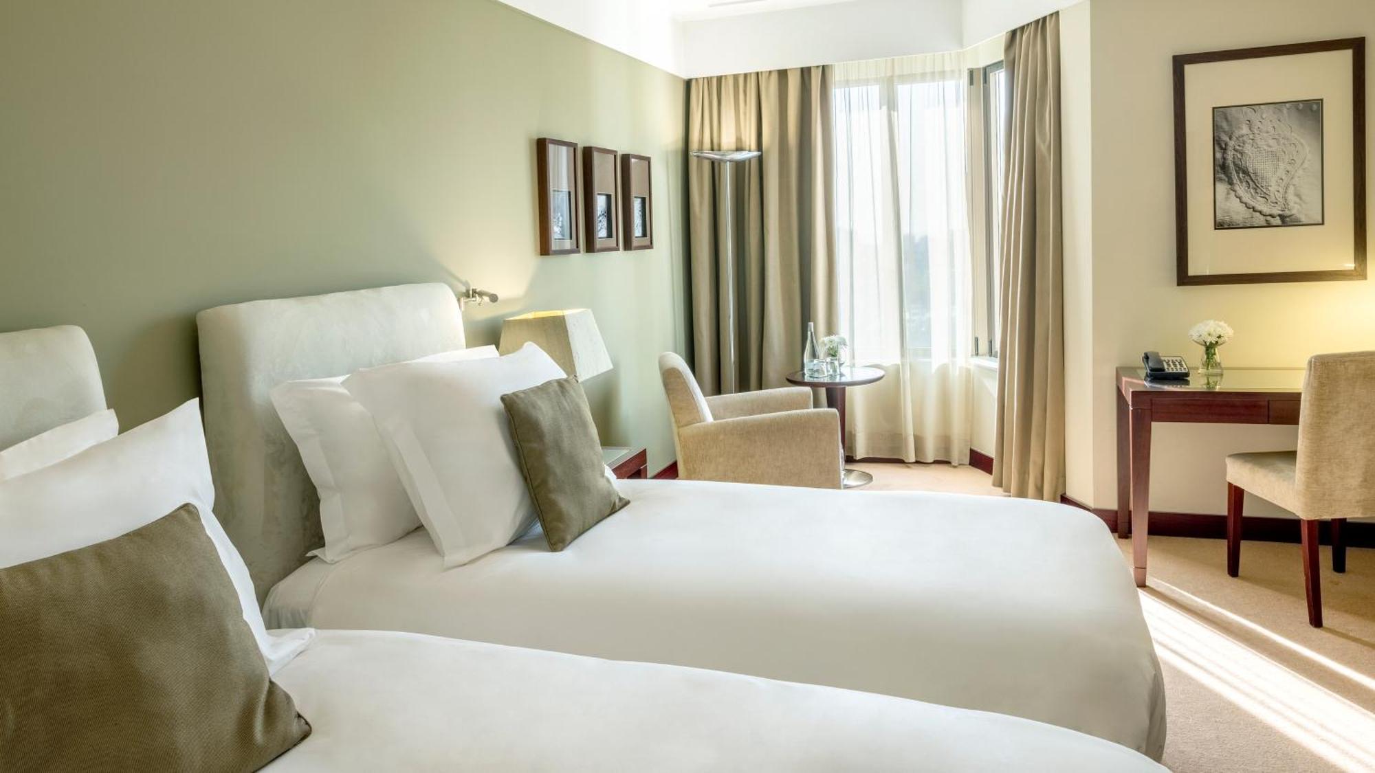 Crowne Plaza Porto By Ihg Hotel Kültér fotó A typical room at the hotel
