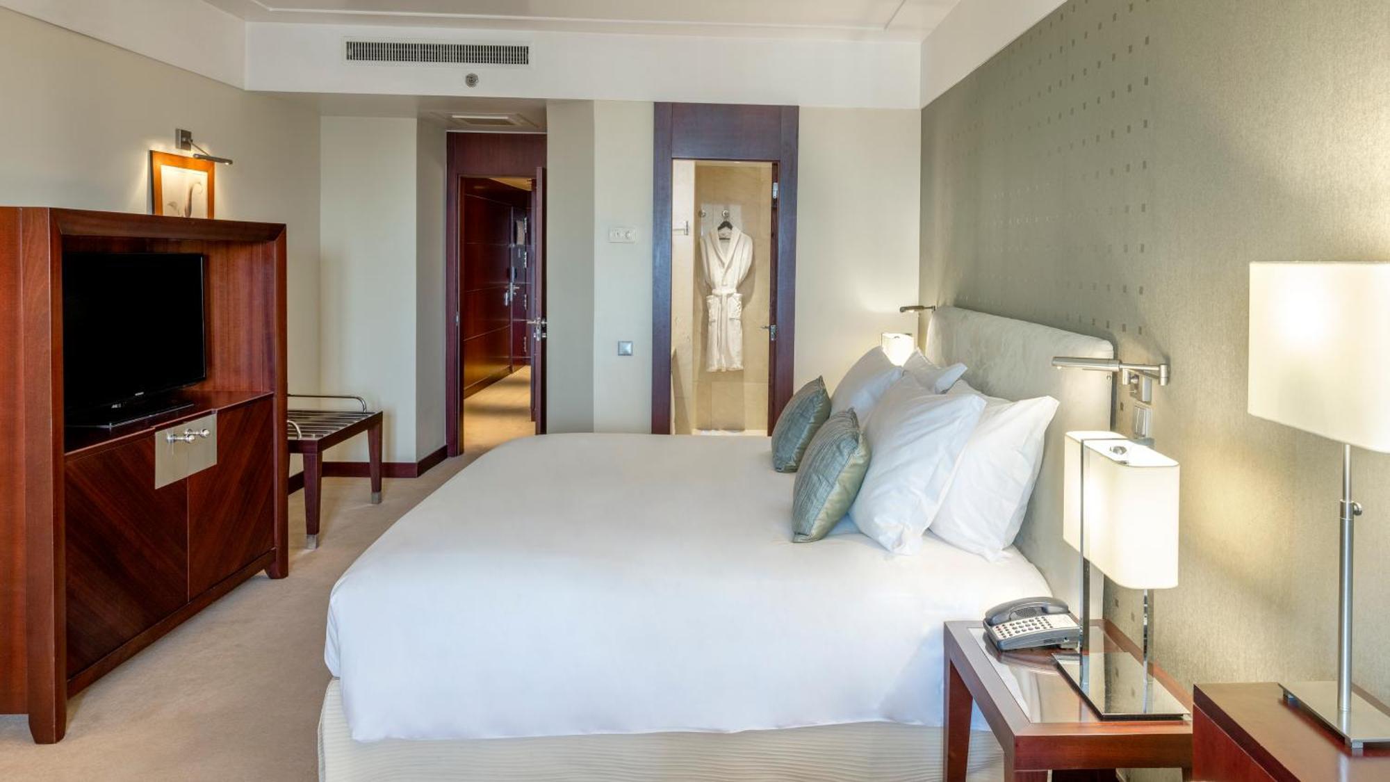 Crowne Plaza Porto By Ihg Hotel Kültér fotó A bedroom at the hotel