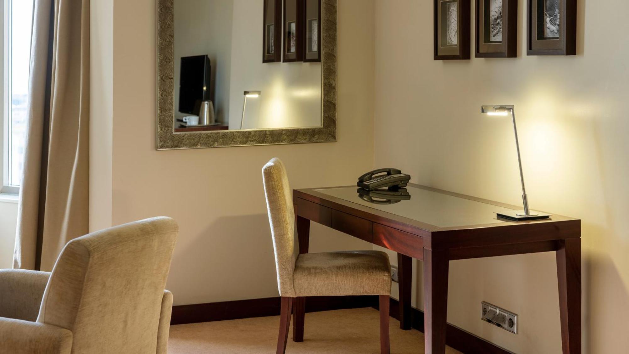 Crowne Plaza Porto By Ihg Hotel Kültér fotó A desk with a built-in light