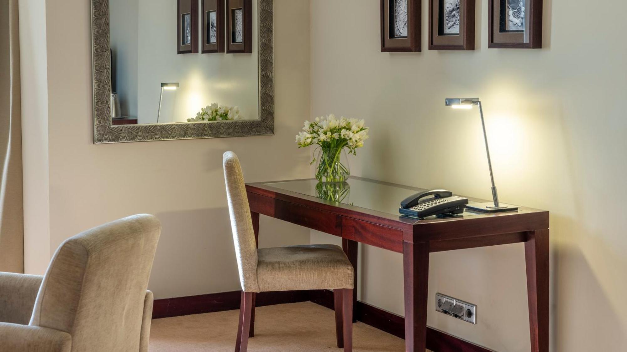Crowne Plaza Porto By Ihg Hotel Kültér fotó A desk with a telephone and a lamp
