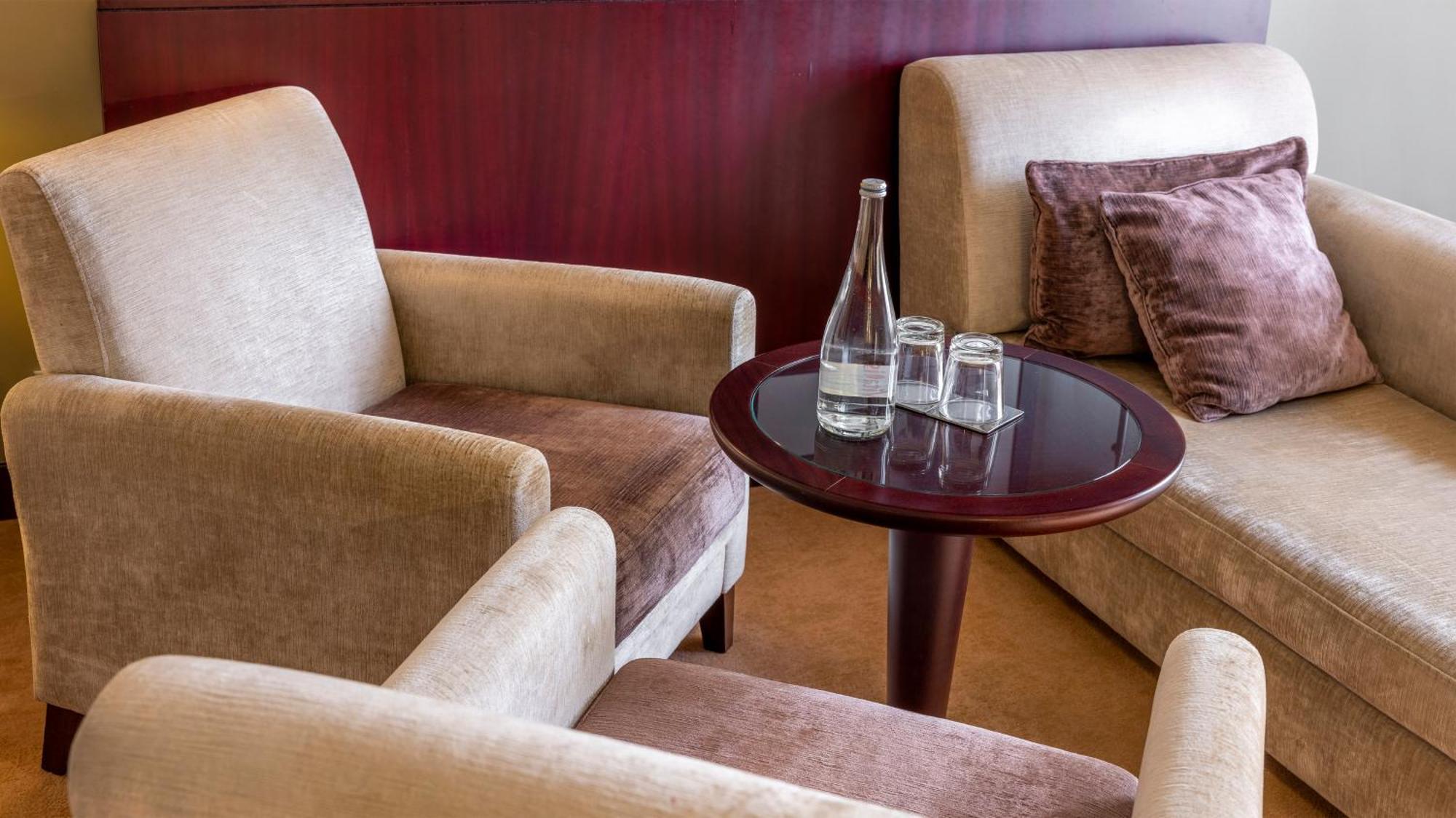 Crowne Plaza Porto By Ihg Hotel Kültér fotó A table with a glass bottle and a glass cup