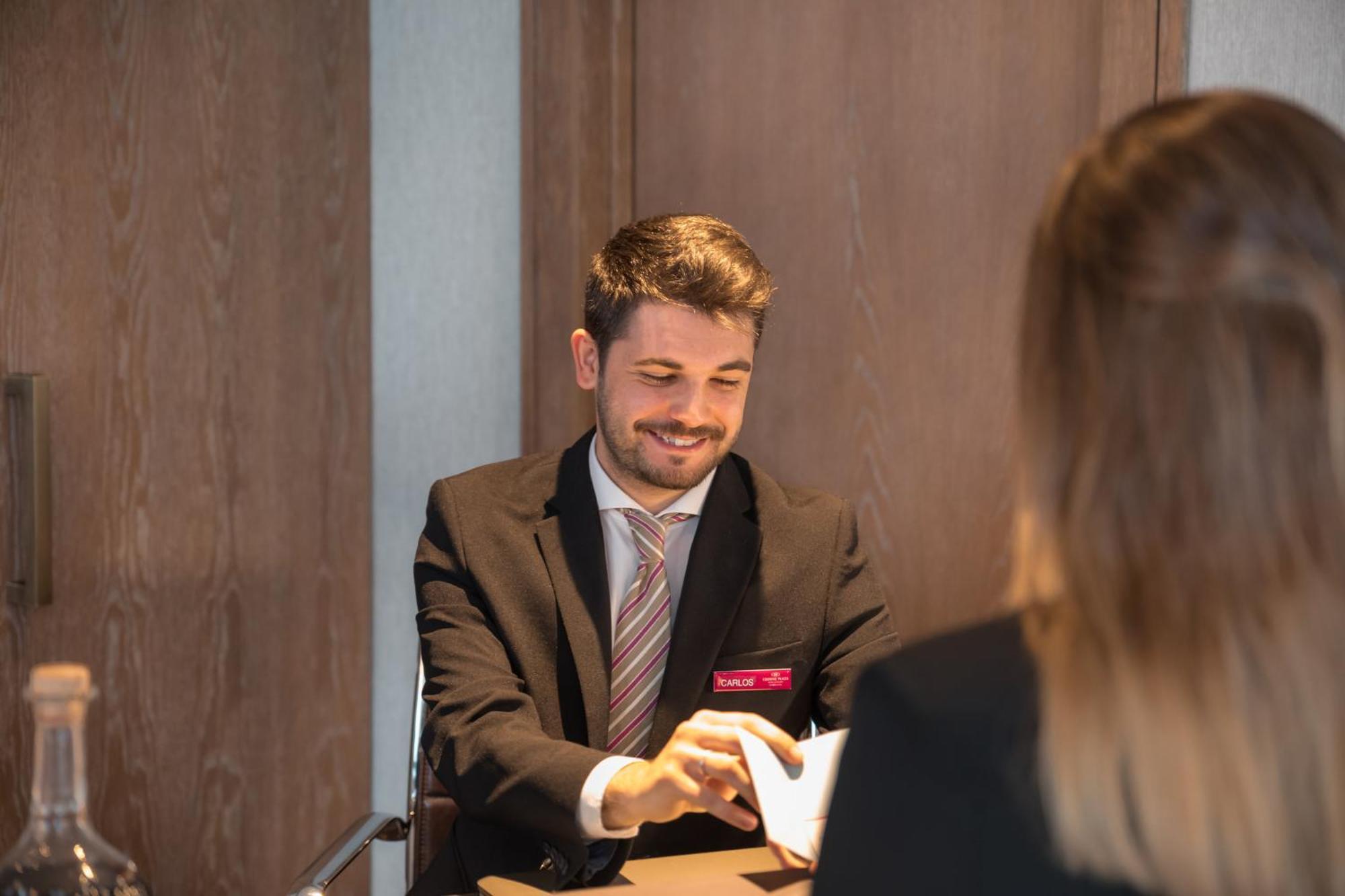 Crowne Plaza Porto By Ihg Hotel Kültér fotó A hotel manager