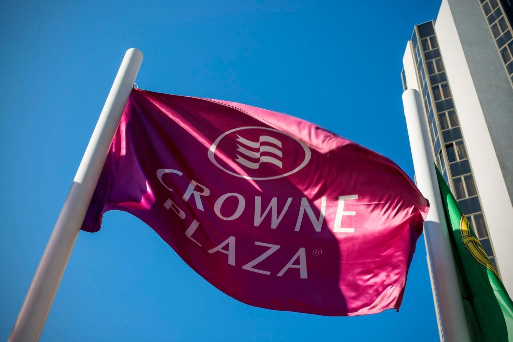 Crowne Plaza Porto By Ihg Hotel Kültér fotó Crown Plaza flag