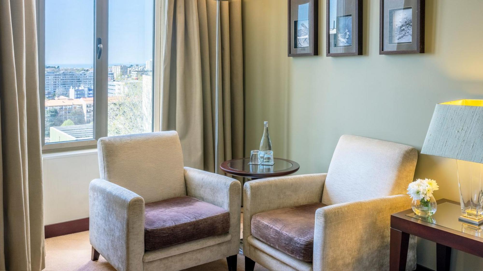Crowne Plaza Porto By Ihg Hotel Kültér fotó A room at the hotel