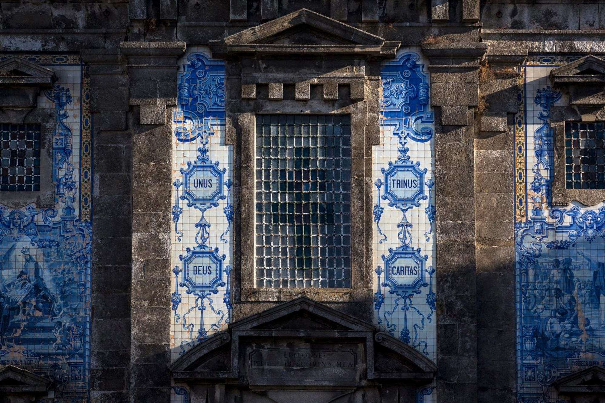 Crowne Plaza Porto By Ihg Hotel Kültér fotó Azulejos in the facade of the church of São Francisco, in Coimbra, Portugal
